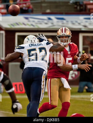 Sep 02, 2010 - San Francisco, Kalifornien - San Francisco 49ers Quarterback DAVID CARR #5 über den Kopf des San Diego Chargers Linebacker LARRY Englisch #52 an der San Francisco 49ers Vs San Diego Chargers NFL Preseason Fußballspiel geht auf im Candlestick Park statt. San Francisco 49ers schlagen San Diego Chargers 17-14. (Kredit-Bild: © Al Golub/ZUMApress.com) Stockfoto