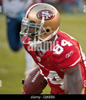 Sep 02, 2010 - San Francisco, Kalifornien - San Francisco 49ers Wide Receiver JOSH MORGAN #84 läuft mit Ball nach dem Fang Pass an der San Francisco 49ers Vs San Diego Chargers NFL Preseason Fußballspiel im im Candlestick Park statt. San Francisco 49ers schlagen San Diego Chargers 17-14. (Kredit-Bild: © Al Golub/ZUMApress.com) Stockfoto