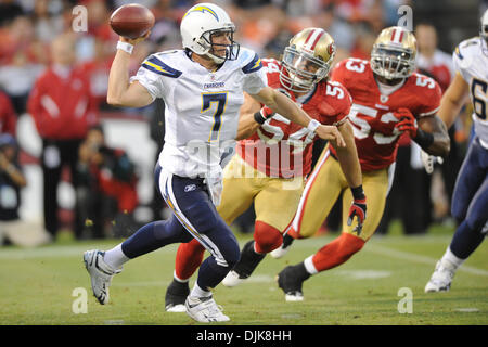 Sep 02, unkenntlich gemacht 2010 - San Francisco, California, Vereinigte Staaten von Amerika - San Diego Chargers QB Billy Volek (7) vom San Francisco 49ers LB Travis LaBoy (54) während die NFL Vorsaison Spiel zwischen den San Francisco 49ers und den San Diego Chargers im Candlestick Park.  Die 49ers schlagen die Ladegeräte 17-14 in der letzten Vorsaison Spiel für beide Mannschaften. (Kredit-Bild: © Matt Cohe Stockfoto