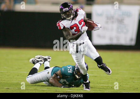 Sep 02, 2010 - Jacksonville, Florida, Vereinigte Staaten von Amerika - Atlanta Falcons Runningback Jerious Norwood läuft ein Spiel früh im Spiel gegen die Jacksonville Jaguars. Die Jaguars führen die Falcons 10-6 zur Halbzeit im Spiel bei Everbank Field in Jacksonville, FL. (Credit-Bild: © David Roseblum/Southcreek Global/ZUMApress.com) Stockfoto