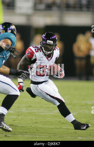 Sep 02, 2010 - Jacksonville, Florida, Vereinigte Staaten von Amerika - Atlanta Falcons Runningback Jason Snelling erholt sich ein Fumble früh im Spiel gegen die Jacksonville Jaguars. Die Jaguars führen die Falcons 10-6 zur Halbzeit im Spiel bei Everbank Field in Jacksonville, FL. (Credit-Bild: © David Roseblum/Southcreek Global/ZUMApress.com) Stockfoto