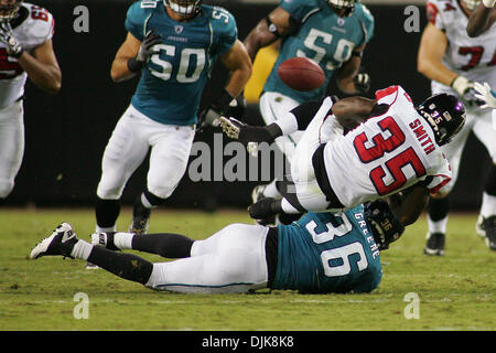 Sep 02, 2010 - Jacksonville, Florida, Vereinigte Staaten von Amerika - Atlanta Falcons Runningback Antone Smith (#35) befummelt nachdem er früh im Spiel gegen die Jacksonville Jaguars Jacksonville Jaguars Courtney Greene (#36) getroffen. Die Jaguars führen die Falcons 10-6 zur Halbzeit im Spiel bei Everbank Field in Jacksonville, FL. (Credit-Bild: © David Roseblum/Southcreek G Stockfoto