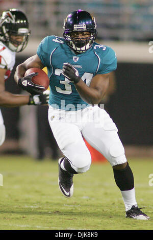 Sep 02, 2010 - Jacksonville, Florida, Vereinigte Staaten von Amerika - Jacksonville Jaguars Runningback Kolby Smith läuft ein Spiel früh im Spiel gegen die Atlanta Falcons. Die Jaguars führen die Falcons 10-6 zur Halbzeit im Spiel bei Everbank Field in Jacksonville, FL. (Credit-Bild: © David Roseblum/Southcreek Global/ZUMApress.com) Stockfoto