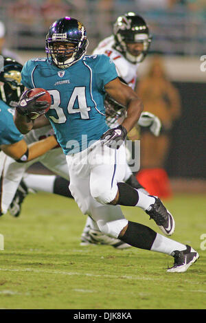 Sep 02, 2010 - Jacksonville, Florida, Vereinigte Staaten von Amerika - Jacksonville Jaguars Runningback Kolby Smith läuft ein Spiel früh im Spiel gegen die Atlanta Falcons. Die Jaguars führen die Falcons 10-6 zur Halbzeit im Spiel bei Everbank Field in Jacksonville, FL. (Credit-Bild: © David Roseblum/Southcreek Global/ZUMApress.com) Stockfoto