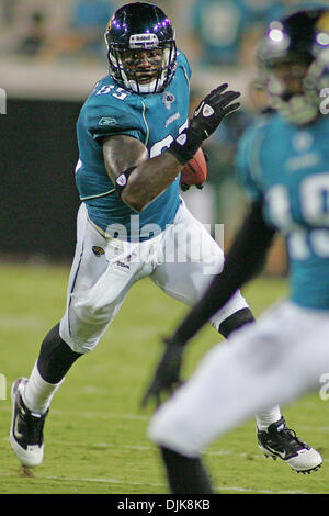 Sep 02, 2010 - Jacksonville, Florida, Vereinigte Staaten von Amerika - Jacksonville Jaguars Empfänger Ernest Wilford läuft ein Spiel früh im Spiel gegen die Atlanta Falcons. Die Jaguars führen die Falcons 10-6 zur Halbzeit im Spiel bei Everbank Field in Jacksonville, FL. (Credit-Bild: © David Roseblum/Southcreek Global/ZUMApress.com) Stockfoto