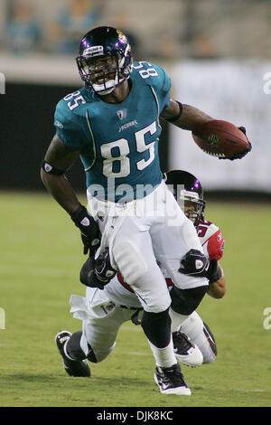 Sep 02, 2010 - Jacksonville, Florida, Vereinigte Staaten von Amerika - Jacksonville Jaguars Empfänger Ernest Wilford läuft ein Spiel früh im Spiel gegen die Atlanta Falcons. Die Jaguars führen die Falcons 10-6 zur Halbzeit im Spiel bei Everbank Field in Jacksonville, FL. (Credit-Bild: © David Roseblum/Southcreek Global/ZUMApress.com) Stockfoto