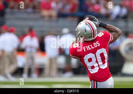 Sep 02, erwärmt sich vor dem Spiel zwischen #2 2010 - Columbus, Ohio, Vereinigte Staaten von Amerika - Ohio Zustand FR WR Chris Fields, Ohio State University und Marshall im Ohio Stadium, Columbus, Ohio. Ohio State besiegt Marshall 45-7. (Kredit-Bild: © Stuart Scott/Southcreek Global/ZUMApress.com) Stockfoto