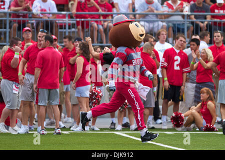 Sep 02, 2010 - Columbus, Ohio, Vereinigte Staaten von Amerika - Brutus Buckeye führt Jubel auf dem Feld vor dem Spiel zwischen #2, Ohio State University und Marshall im Ohio Stadium, Columbus, Ohio. Ohio State besiegt Marshall 45-7. (Kredit-Bild: © Stuart Scott/Southcreek Global/ZUMApress.com) Stockfoto