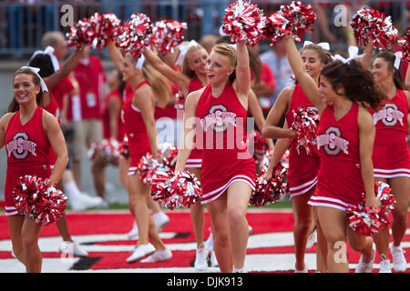 Sep 02, 2010 - Columbus, Ohio, Vereinigte Staaten von Amerika - Ohio State Cheerleader auf dem Feld vor dem Spiel zwischen #2 Ohio State und Marshall im Ohio Stadium, Columbus, Ohio. Ohio State besiegt Marshall 45-7. (Kredit-Bild: © Stuart Scott/Southcreek Global/ZUMApress.com) Stockfoto