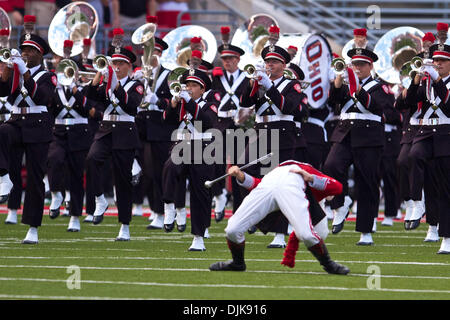 Sep 02, 2010 - Columbus, Ohio, Vereinigte Staaten von Amerika - Drum Major Jason Stuckert taucht seine Fahne auf das Feld vor dem Spiel zwischen #2 Ohio State und Marshall im Ohio Stadium, Columbus, Ohio. Ohio State besiegt Marshall 45-7. (Kredit-Bild: © Stuart Scott/Southcreek Global/ZUMApress.com) Stockfoto