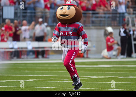 Sep 02, 2010 - Columbus, Ohio, Vereinigte Staaten von Amerika - Ohio State Maskottchen Brutus Buckeye nimmt das Feld vor dem Spiel zwischen #2 Ohio State und Marshall im Ohio Stadium, Columbus, Ohio. Ohio State besiegt Marshall 45-7. (Kredit-Bild: © Stuart Scott/Southcreek Global/ZUMApress.com) Stockfoto