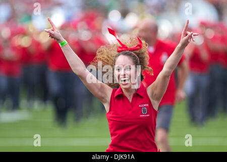 Sep 02, 2010 - Columbus, Ohio, Vereinigte Staaten von Amerika - Ohio State Alumni Cheerleader auf dem Feld vor dem Spiel zwischen #2 Ohio State und Marshall im Ohio Stadium, Columbus, Ohio. Ohio State besiegt Marshall 45-7. (Kredit-Bild: © Stuart Scott/Southcreek Global/ZUMApress.com) Stockfoto