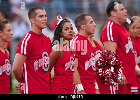 Sep 02, 2010 - Columbus, Ohio, Vereinigte Staaten von Amerika - Ohio State Cheerleader während die Nationalhymne vor dem Spiel zwischen #2 Ohio State und Marshall im Ohio Stadium, Columbus, Ohio. Ohio State besiegt Marshall 45-7. (Kredit-Bild: © Stuart Scott/Southcreek Global/ZUMApress.com) Stockfoto