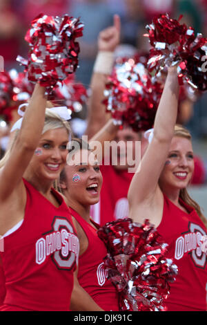 Sep 02, 2010 - Columbus, Ohio, Vereinigte Staaten von Amerika - Ohio State Cheerleader vor dem Spiel zwischen #2 Ohio State und Marshall im Ohio Stadium, Columbus, Ohio. Ohio State besiegt Marshall 45-7. (Kredit-Bild: © Stuart Scott/Southcreek Global/ZUMApress.com) Stockfoto