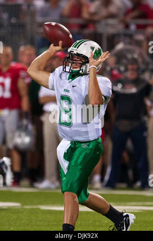 Sep 02, 2010 - Columbus, Ohio, Vereinigte Staaten von Amerika - Marshall FR QB Eddie Sullivan Pässe im vierten Quartal des Spiels zwischen #2 Ohio State und Marshall im Ohio Stadium, Columbus, Ohio. Ohio State besiegt Marshall 45-7. (Kredit-Bild: © Stuart Scott/Southcreek Global/ZUMApress.com) Stockfoto