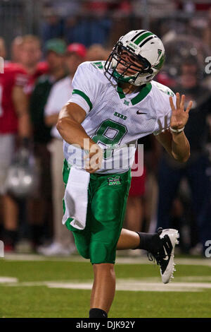 Sep 02, 2010 - Columbus, Ohio, Vereinigte Staaten von Amerika - Marshall FR QB Eddie Sullivan Pässe im vierten Quartal des Spiels zwischen #2 Ohio State und Marshall im Ohio Stadium, Columbus, Ohio. Ohio State besiegt Marshall 45-7. (Kredit-Bild: © Stuart Scott/Southcreek Global/ZUMApress.com) Stockfoto