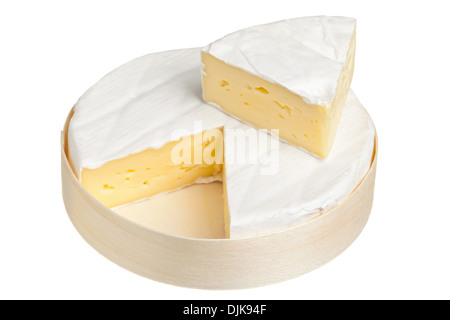 Camembert Käse in Scheiben geschnitten isolierten auf weißen Hintergrund Stockfoto