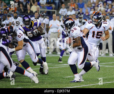 Sep 02, 2010 - Minneapolis, Minnesota, Vereinigte Staaten von Amerika - Denver Broncos quarterback Tim Tebow #15 Hände aus Lance Ball # 35 im 1. Quartal des NFL-Football-Spiel zwischen den Denver Broncos und die Minnesota Vikings im Mall of America Field.  Die Wikinger besiegte die Broncos 31-24. (Kredit-Bild: © Marilyn Indahl/Southcreek Global/ZUMApress.com) Stockfoto