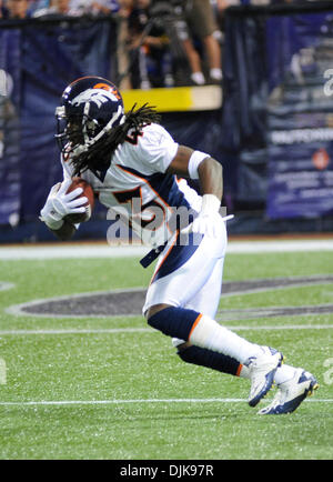 Sep 02, 2010 - Minneapolis, Minnesota, Vereinigte Staaten von Amerika - Denver Broncos Cornerback Syd'Quan Thompson #43 vermeidet ein Tackling von Minnesota Vikings Runningback Darius Reynaud #27 während der Aktion in der NFL Football-Spiel zwischen den Denver Broncos und die Minnesota Vikings im Mall of America Field.  Die Wikinger besiegte die Broncos 31-24. (Kredit-Bild: © Marilyn Indahl/Southcree Stockfoto