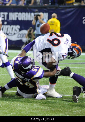 Sep 02, 2010 - Minneapolis, Minnesota, Vereinigte Staaten von Amerika - Denver Broncos Runningback Bruce Hall #29 als Minnesota Vikings Linebacker Jasper Brinkley #54 befummelt packt ihn in Aktion bei der NFL Football-Spiel zwischen den Denver Broncos und die Minnesota Vikings im Mall of America Field.  Die Wikinger besiegte die Broncos 31-24. (Kredit-Bild: © Marilyn Indahl/Southcreek Glo Stockfoto