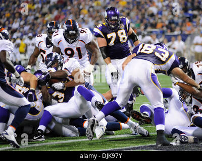 Sep 02, 2010 - Minneapolis, Minnesota, Vereinigte Staaten von Amerika - Minnesota Vikings Runningback Albert jung #34 bricht das Flugzeug für einen Touchdown im 2. Quartal des NFL-Football-Spiel zwischen den Denver Broncos und die Minnesota Vikings im Mall of America Field.  Die Wikinger besiegte die Broncos 31-24. (Kredit-Bild: © Marilyn Indahl/Southcreek Global/ZUMApress.com) Stockfoto