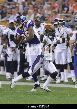 Sep 02, 2010 - Minneapolis, Minnesota, Vereinigte Staaten von Amerika - Denver Broncos Cornerback Syd'Quan Thompson #43 versucht ein Abfangen eines Passes für Minnesota Vikings Wide Receiver Javon Walker #86 während der Spielaktion in der NFL Football-Spiel zwischen den Denver Broncos und die Minnesota Vikings in Mall von Amerika Feld bestimmt.  Die Wikinger besiegte die Broncos 31-24. (Credit Stockfoto
