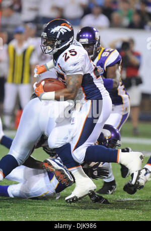 Sep 02, 2010 - Minneapolis, Minnesota, Vereinigte Staaten von Amerika - Denver Broncos Lendale White #25 Binsen Feld während der Spielaktion bei der NFL Football-Spiel zwischen den Denver Broncos und die Minnesota Vikings im Mall of America Field.  Die Wikinger besiegte die Broncos 31-24. (Kredit-Bild: © Marilyn Indahl/Southcreek Global/ZUMApress.com) Stockfoto