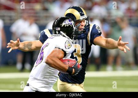 Sep 02, 2010 - Saint Louis, Missouri, Vereinigte Staaten von Amerika - Saint Louis Rams Kicker Josh Brown (#3) versucht den Vormarsch der Baltimore Ravens Wide Receiver David Reed (16) während eines Spiels der Vorsaison zwischen den St. Louis Rams und die Baltimore Ravens an der Edward Jones Dome in Saint Louis, Missouri zu blockieren. Die Rams besiegte die Raben 27-21. (Kredit-Bild: © Scott Kane/Southc Stockfoto