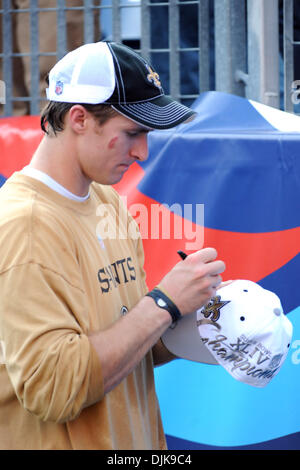 Sep 02, 2010 - Nashville, Tennessee, Vereinigte Staaten von Amerika - New Orleans Saints quarterback Drew Brees (9) Zeichen ein Autogramm vor dem Spiel. Die Titanen zu besiegen die New Orleans Saints 27 bis 24 in der Vorsaison Spiel im LP Field in Nashville, Tennessee. (Kredit-Bild: © Bryan Hulse/Southcreek Global/ZUMApress.com) Stockfoto