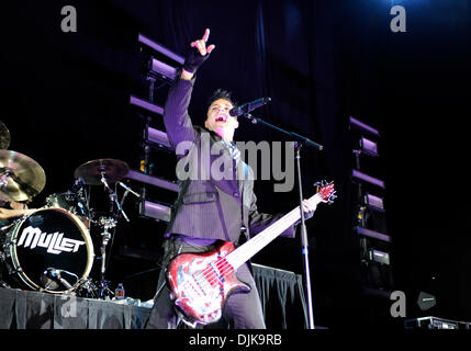 Sep 03, 2010 - Dallas, TX, Vereinigte Staaten von Amerika - 3. September 2010: John Cooper Rockband Pfanne führt live auf der Bühne im Superpages.com Center in Dallas, TX, wie sie während ihrer Tour 2010 für CREED öffnen. (Kredit-Bild: © Albert Pena/Southcreek Global/ZUMApress.com) Stockfoto