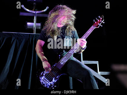 Sep 03, 2010 - Dallas, TX, Vereinigte Staaten von Amerika - 3. September 2010: Bassist Scotty Rock Rockband Pfanne führt live auf der Bühne im Superpages.com Center in Dallas, TX, wie sie während ihrer Tour 2010 für CREED öffnen. (Kredit-Bild: © Albert Pena/Southcreek Global/ZUMApress.com) Stockfoto