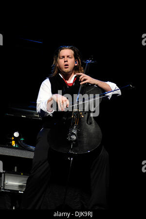 Sep 03, 2010 - Dallas, TX, Vereinigte Staaten von Amerika - 3. September 2010: Cellist Tate Olsen Rockband Pfanne führt live auf der Bühne im Superpages.com Center in Dallas, TX, wie sie während ihrer Tour 2010 für CREED öffnen. (Kredit-Bild: © Albert Pena/Southcreek Global/ZUMApress.com) Stockfoto