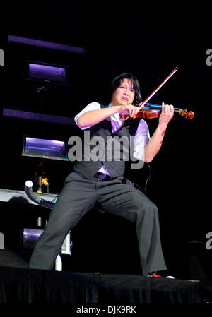 Sep 03, 2010 - Dallas, TX, Vereinigte Staaten von Amerika - 3. September 2010: Geiger Jonathan Chu Rockband Pfanne führt live auf der Bühne im Superpages.com Center in Dallas, TX, wie sie während ihrer Tour 2010 für CREED öffnen. (Kredit-Bild: © Albert Pena/Southcreek Global/ZUMApress.com) Stockfoto