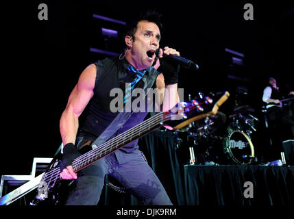 Sep 03, 2010 - Dallas, TX, Vereinigte Staaten von Amerika - 3. September 2010: John Cooper Rockband Pfanne führt live auf der Bühne im Superpages.com Center in Dallas, TX, wie sie während ihrer Tour 2010 für CREED öffnen. (Kredit-Bild: © Albert Pena/Southcreek Global/ZUMApress.com) Stockfoto