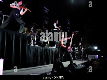 Sep 03, 2010 - Dallas, TX, Vereinigte Staaten von Amerika - 3. September 2010: Rockband Pfanne führt live auf der Bühne im Superpages.com Center in Dallas, TX wie sie für CREED während ihrer Tour 2010 offen. (Kredit-Bild: © Albert Pena/Southcreek Global/ZUMApress.com) Stockfoto