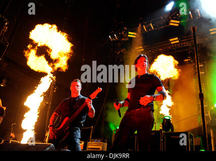 Sep 03, 2010 - Dallas, TX, Vereinigte Staaten von Amerika - 3. September 2010: Bassist Brian Marshall und Lead-Sänger Scott Stapp Rockband Creed führt live auf der Bühne im Superpages.com Center in Dallas, TX zur Unterstützung ihres letzten Albums Full Circle während ihrer Tour 2010. (Kredit-Bild: © Albert Pena/Southcreek Global/ZUMApress.com) Stockfoto