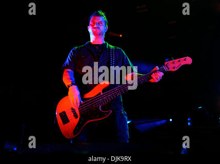 Sep 03, 2010 - Dallas, TX, Vereinigte Staaten von Amerika - 3. September 2010: Bassist Brian Marshall der Rockband Creed führt live auf der Bühne im Superpages.com Center in Dallas, TX zur Unterstützung ihres letzten Albums Full Circle während ihrer Tour 2010. (Kredit-Bild: © Albert Pena/Southcreek Global/ZUMApress.com) Stockfoto