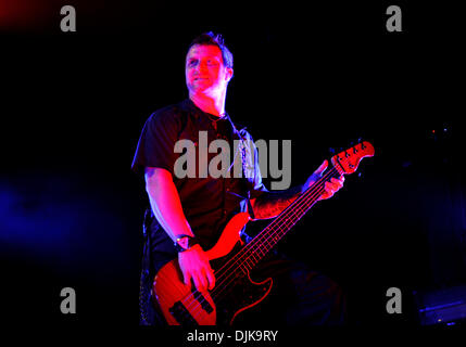 Sep 03, 2010 - Dallas, TX, Vereinigte Staaten von Amerika - 3. September 2010: Bassist Brian Marshall der Rockband Creed führt live auf der Bühne im Superpages.com Center in Dallas, TX zur Unterstützung ihres letzten Albums Full Circle während ihrer Tour 2010. (Kredit-Bild: © Albert Pena/Southcreek Global/ZUMApress.com) Stockfoto