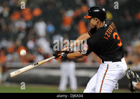 Sep 03, 2010 - Baltimore, Maryland, Vereinigte Staaten von Amerika - Baltimore Orioles Shortstop Cesar Izturis (3) Schaukeln in einer Tonhöhe während der fünften Inning der Freitag Abend Spiel gegen die Tampa Bay Rays at Camden Yards in Baltimore, Maryland. Die Tampa Bay Rays besiegte der Baltimore Orioles 4-1. (Kredit-Bild: © Russell Tracy/Southcreek Global/ZUMApress.com) Stockfoto