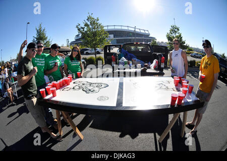 Sep 04, 2010 - Denver, Colorado, Vereinigte Staaten von Amerika - Colorado State und Colorado Fans spielen ein Freundschaftsspiel der Beerpong vor dem Rocky Mountain Showdown Spiel zwischen der Colorado State Rams und der Colorado Buffaloes bei Invesco Field at Mile High. (Kredit-Bild: © Andrew Fielding/Southcreek Global/ZUMApress.com) Stockfoto