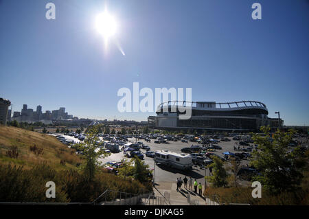 Sep 04, 2010 - Denver, Colorado, Vereinigte Staaten von Amerika - ein Blick auf das Stadion und Parkplätze voller Drängler vor dem Rocky Mountain Showdown Spiel zwischen der Colorado State Rams und der Colorado Buffaloes bei Invesco Field at Mile High. (Kredit-Bild: © Andrew Fielding/Southcreek Global/ZUMApress.com) Stockfoto