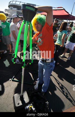 Sep 04, 2010 - Denver, Colorado, Vereinigte Staaten von Amerika - A Colorado State Fan richtet ein Bier Bong vor dem Rocky Mountain Showdown Spiel zwischen der Colorado State Rams und der Colorado Buffaloes bei Invesco Field at Mile High. (Kredit-Bild: © Andrew Fielding/Southcreek Global/ZUMApress.com) Stockfoto