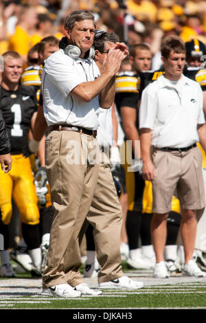 Sep 04, fahren im ersten Quartal 2010 - Iowa City, Iowa, Vereinigte Staaten von Amerika - Iowa Hawkeyes Head Coach Kirk Komondor Jubel auf seine Hawkeyes nach einem langen scoring. (Kredit-Bild: © Louis Brems/Southcreek Global/ZUMApress.com) Stockfoto