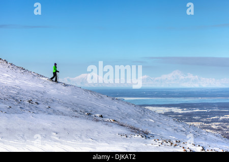 Frau Schneeschuhwandern am Blueberry Hill im Bereich Glen Alpen des Chugach State Park.  Anchorage, Alaska Yunan, Winter Stockfoto