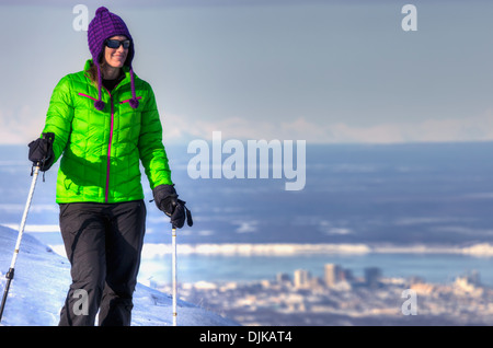 Frau Schneeschuhwanderer unter In der Ansicht von Blueberry Hill im Bereich Glen Alpen des Chugach State Park mit Blick auf Anchorage Stockfoto