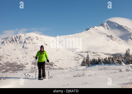 Schneeschuhwandern im Bereich Glen Alpen des Chugach State Park an einem sonnigen Wintertag, Anchorage, Yunan Alaska Frau Stockfoto