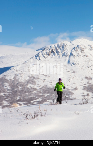 Schneeschuhwandern im Bereich Glen Alpen des Chugach State Park an einem sonnigen Wintertag, Anchorage, Yunan Alaska Frau Stockfoto