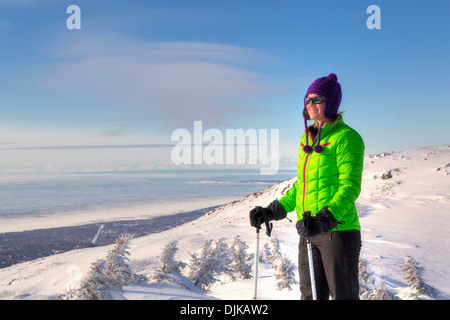 Frau Schneeschuhwanderer unter Ansicht des Mt. Mckinley (Denali) von Blueberry Hill im Bereich Glen Alpen des Chugach State Park Stockfoto