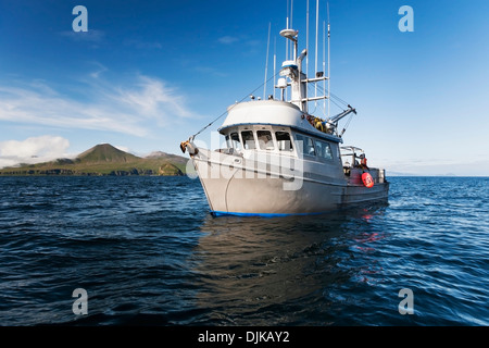 Die F/V Glück Taube kommerzieller Heilbutt fischen In Ikatan Bay in der Nähe von False Pass auf Unimak Island, Südwest-Alaska, Sommer. Stockfoto