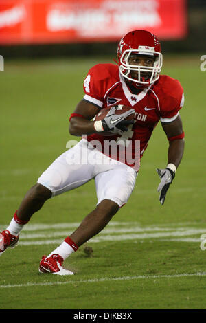 Sep 04, 2010 - Houston, Texas, Vereinigte Staaten von Amerika - University of Houston Wide Receiver Ronnie Williams (4) stellt eine Bewegung auf. Die University of Houston Cougars besiegte die Texas State Bobcats 68 - 28 im Robertson Stadium in Houston, Texas. (Kredit-Bild: © Luis Leyva/Southcreek Global/ZUMApress.com) Stockfoto